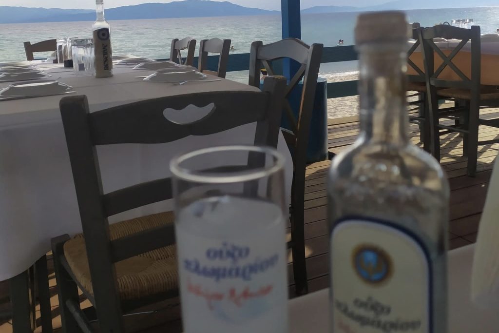 Restoran uz more u Asprovalti sa pogledom na plažu