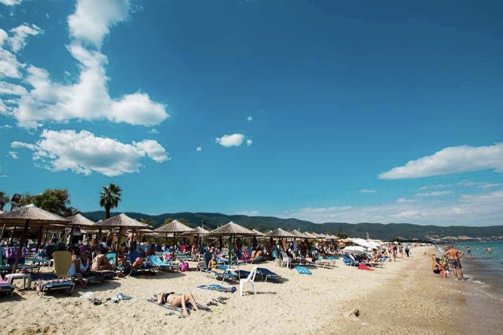 Plaža u Asprovalti sa ležaljkama i suncobranima