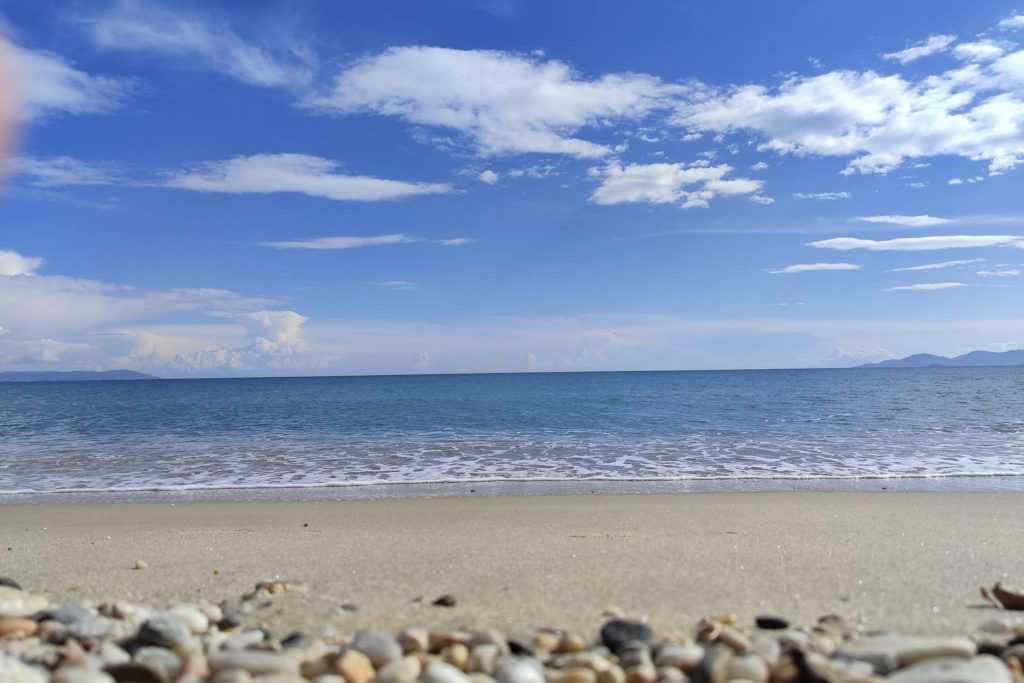 Peščana plaža i mirno more u Asprovalti