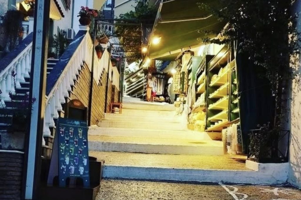 Stara ulica u Pargi sa stepenicama i suvenirnicama – večernja atmosfera u Grčkoj