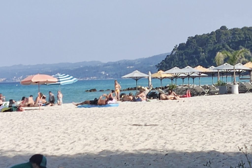 Plaža u Kalitei na Halkidikiju sa hotelima i letnjom atmosferom