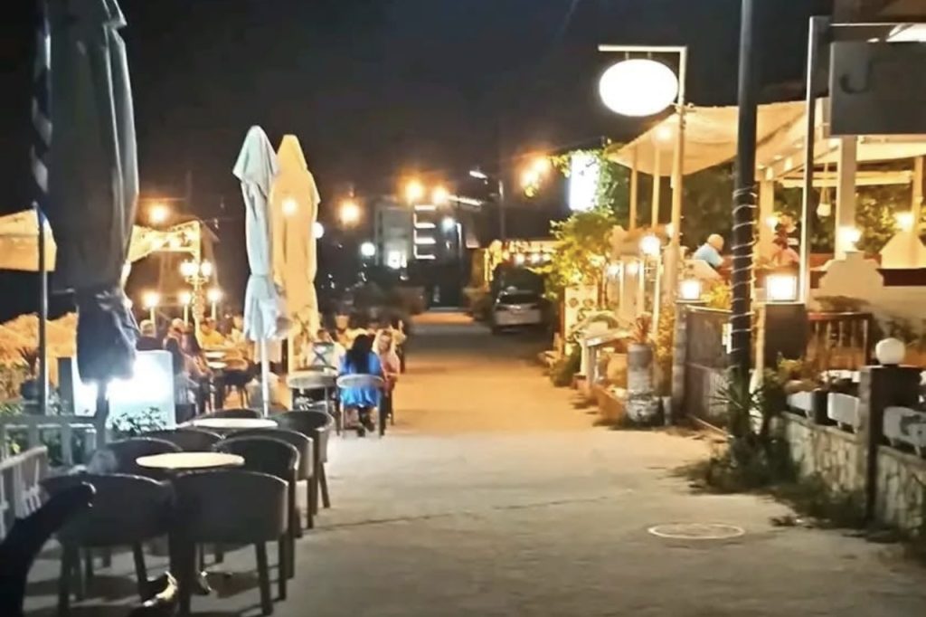 Večernja šetnja u Kalitei na Halkidikiju sa restoranima i kafićima