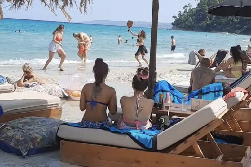 Beach club u Kalitei sa ležaljkama pored mora i tirkiznom vodom u Grčkoj