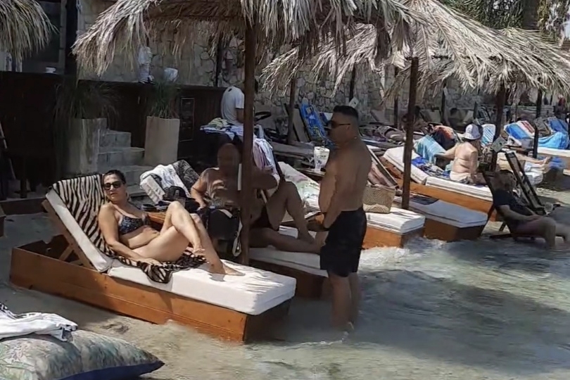 Ležaljke u vodi u Kalitei, popularan beach bar na Halkidikiju u Grčkoj