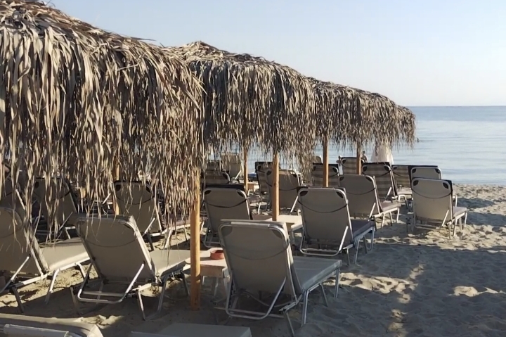 Ležaljke i suncobrani na plaži u Nei Potidei