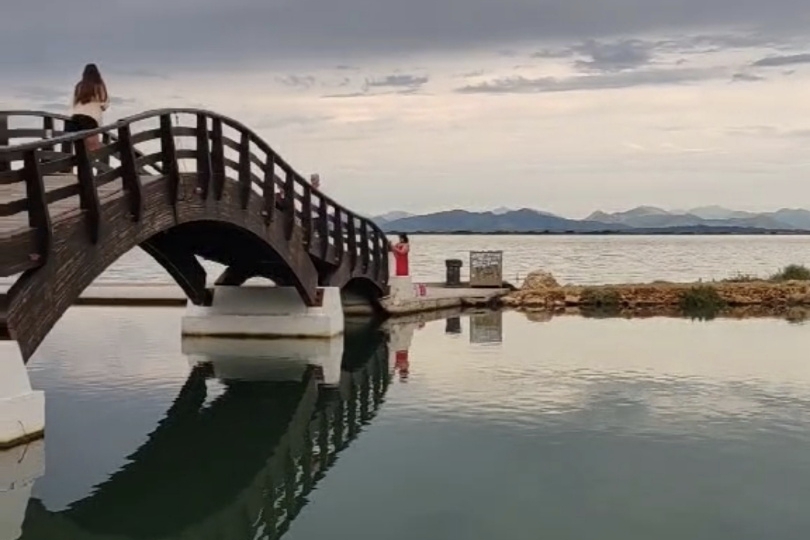 Drveni most u Lefkadi preko lagune pri zalasku sunca – jedna od najpoznatijih lokacija na ostrvu