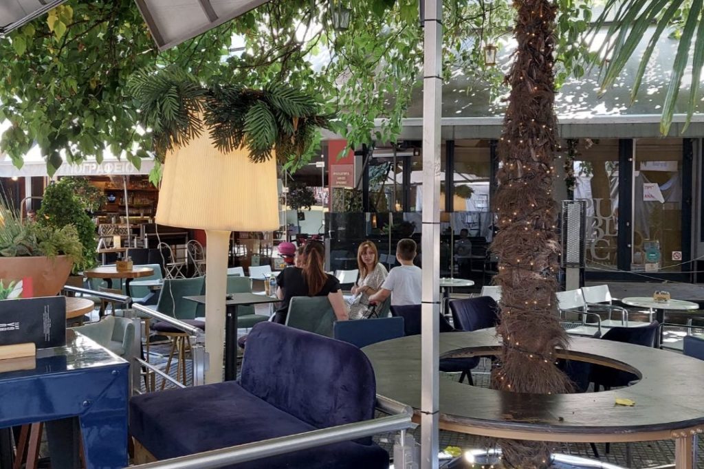 Kafići u centru Lefkade sa modernim ambijentom i večernjom atmosferom