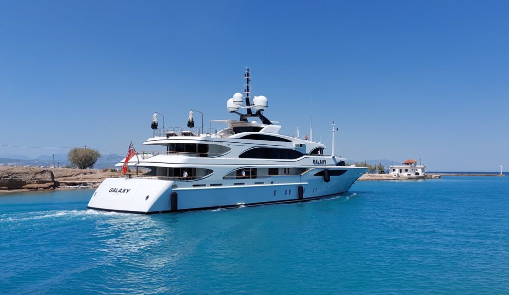 Luksuzna jahta u marini Lefkade i tirkizno more oko luke