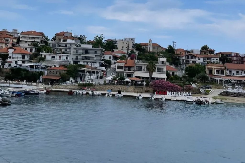 Amuljani ostrvo Halkidiki Grčka – pogled na luku