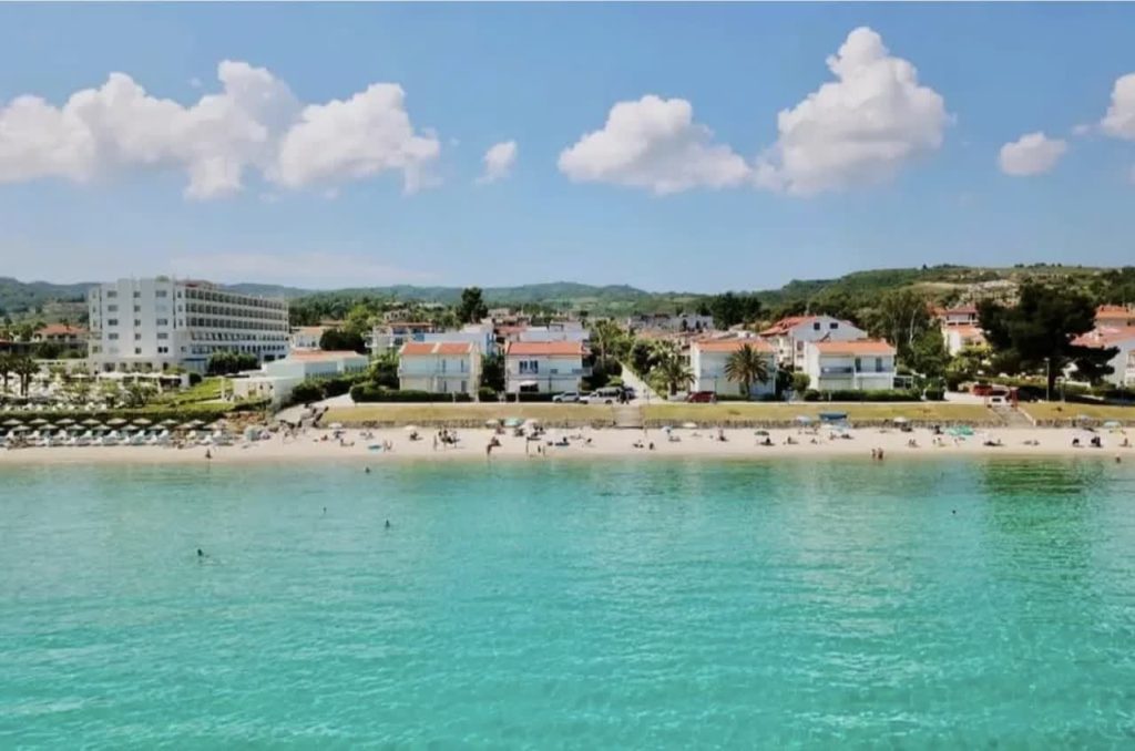 Plaža u Haniotiju je dugačka, sa kombinacijom šljunka i krupnijeg peska.