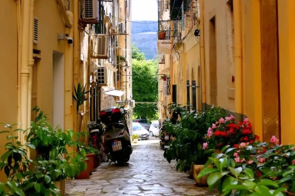 Stari grad Corfu Town na ostrvu Krf u Grčkoj – uske mediteranske ulice