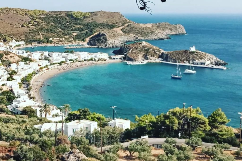 Panoramski pogled na zaliv i plažu na ostrvu Krit u Grčkoj