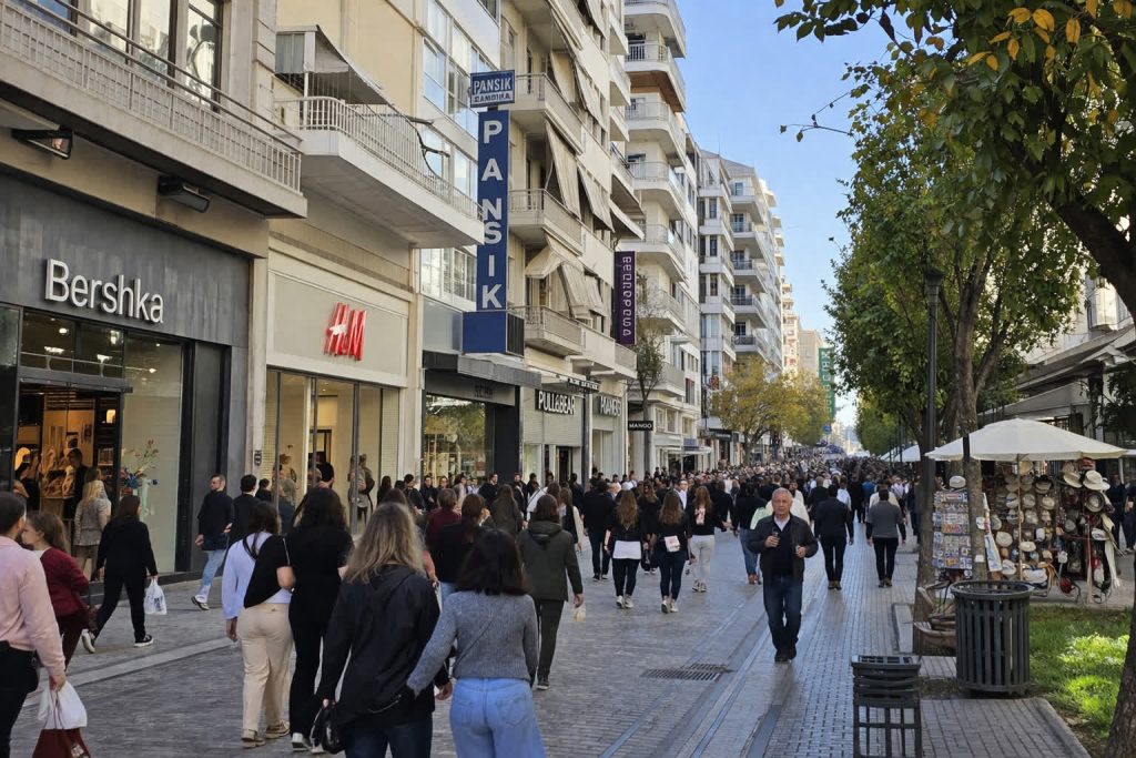 Pešačka shopping zona u Solunu pred uskršnje praznike 2026