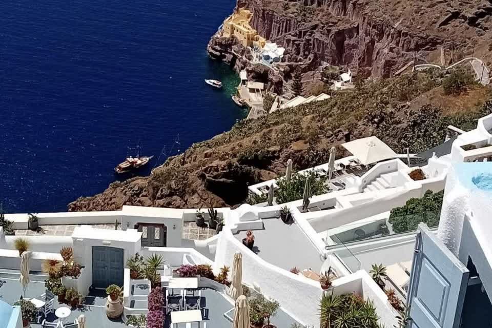 Santorini u Grčkoj avionom– bele kuće, plave kupole i pogled na kalderu