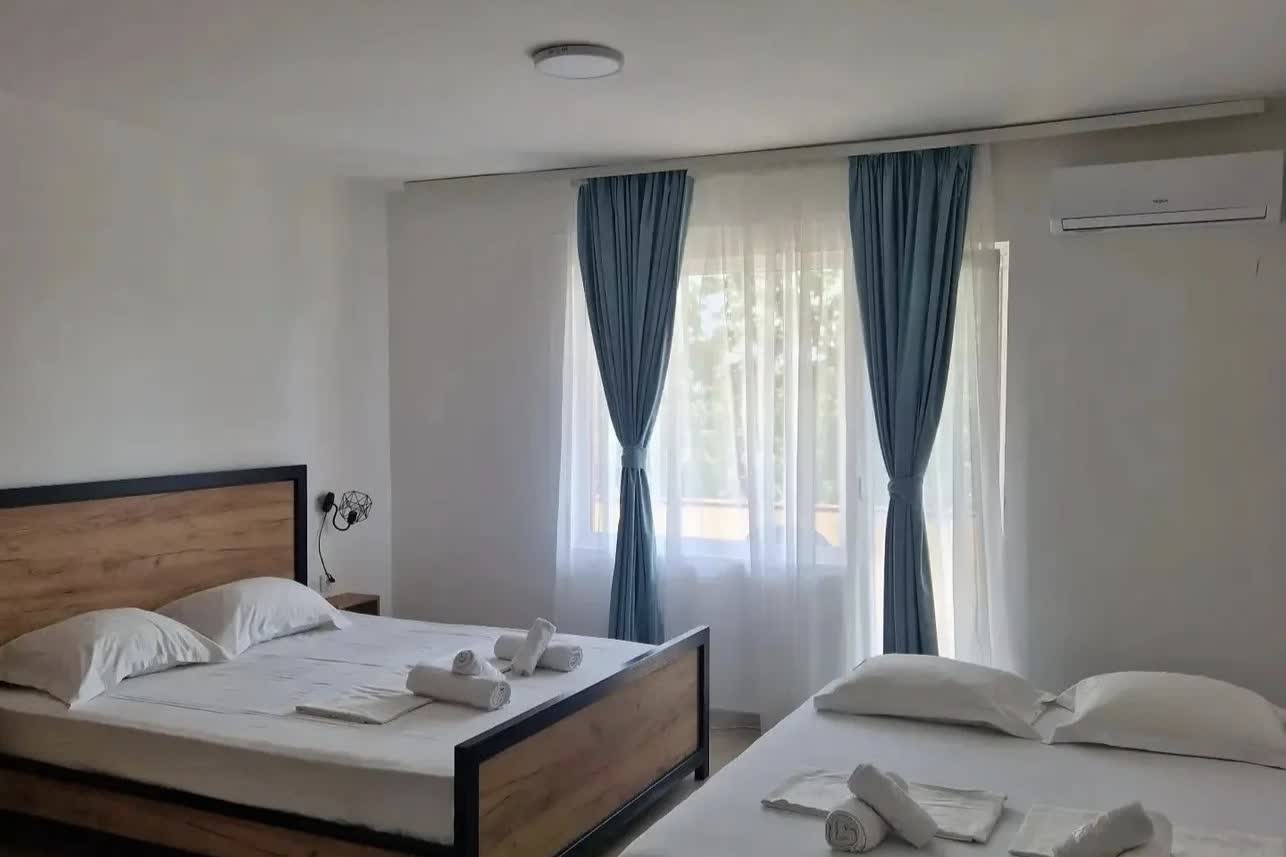 Soba sa bračnim krevetom u Apartmanima Vila Naumovi u Starom Dojranu