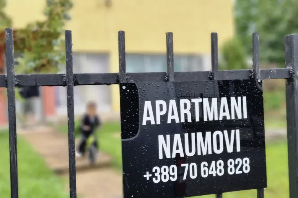 Ulaz i tabla Apartmana Vila Naumovi u Starom Dojranu
