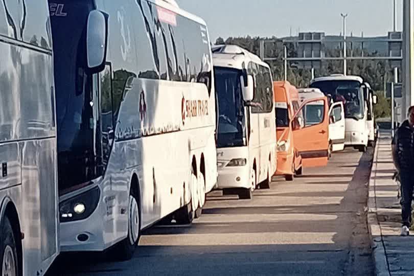 Autobusi i hitna pomoć u koloni na granici pri izlazu iz Grčke 2026