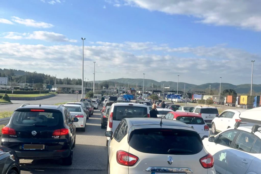 Kolona vozila na Evzoniju i zahtev za ukidanje EES zbog zadržavanja