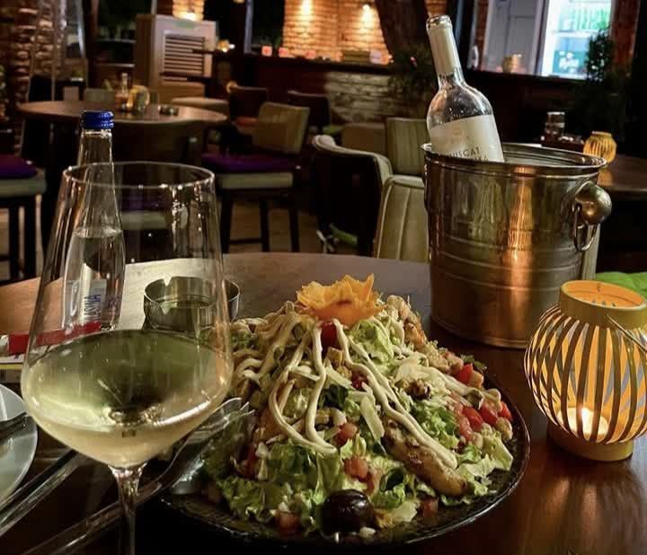Gostilnica Doma Kumanovo salata i vino