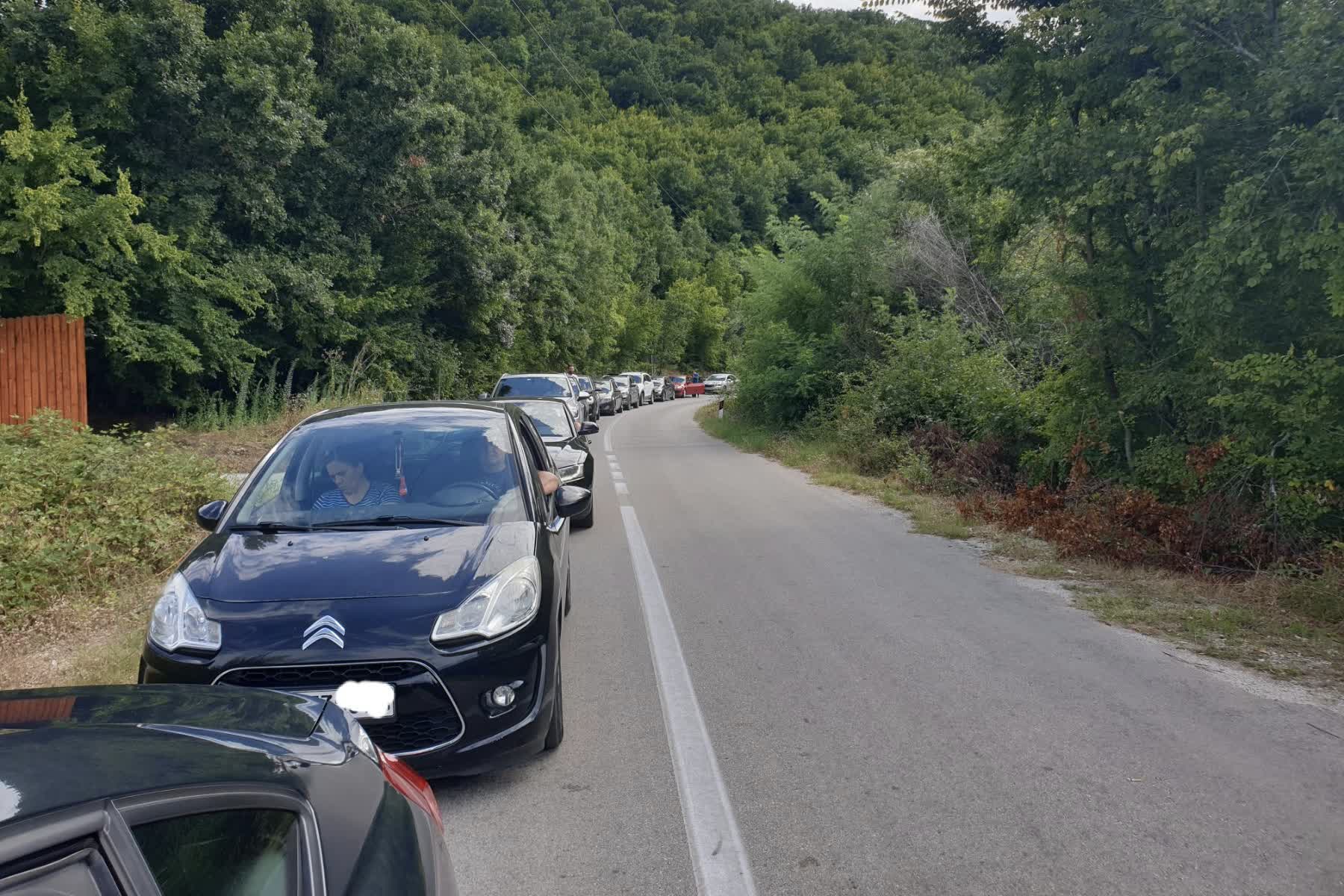 Kolona vozila na alternativnom pravcu ka Grčkoj tokom prazničnih gužvi