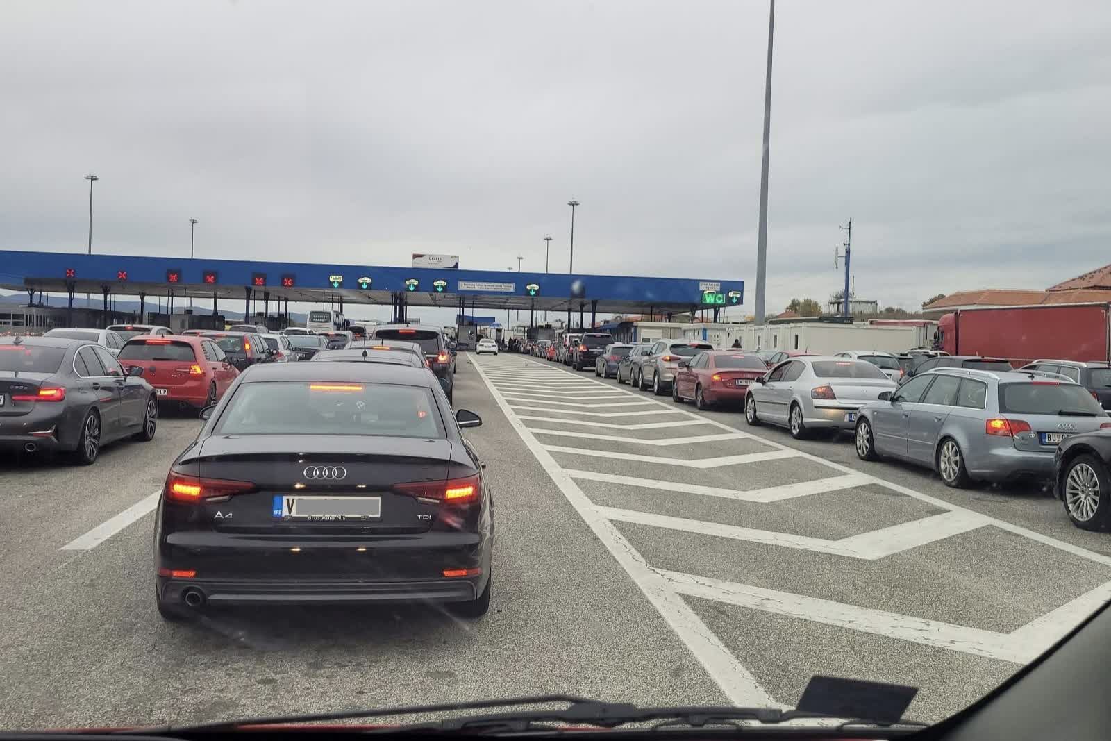 Gužva na granici ka Grčkoj tokom prazničnog vikenda – veliki broj vozila na ulazu