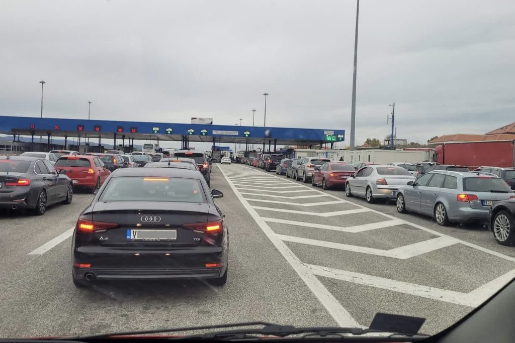 GUŽVE KA GRČKOJ ZA PRAZNIKE Evzoni, Dojran i Preševo pod pritiskom