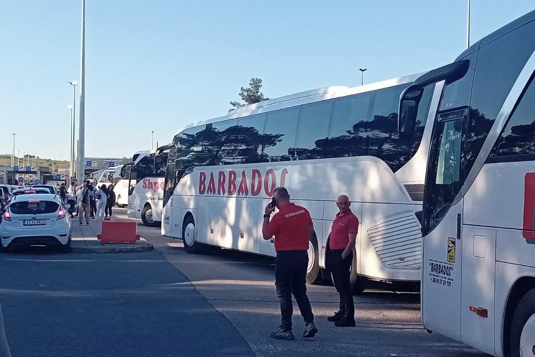 Gužva autobusa na izlazu iz Grčke 2026