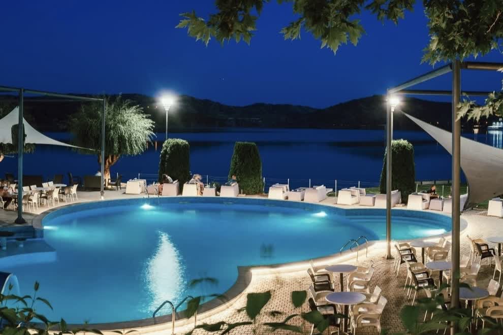 Noćni pogled na spoljašnji bazen hotela Romantique Lake Veles