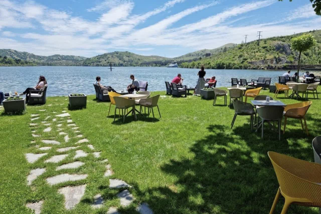 Pogled na Veleško jezero iz hotela Romantique Lake Veles