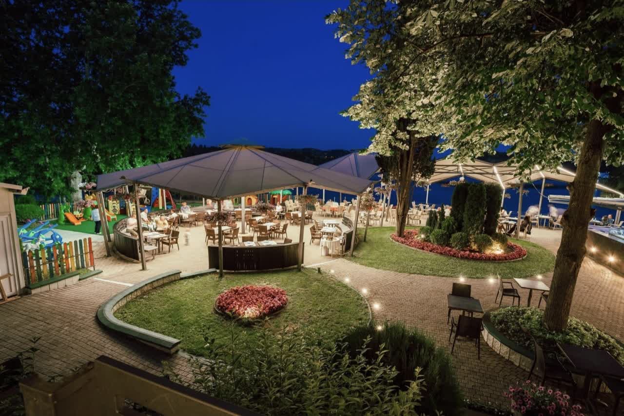 Večernji ambijent restorana hotela Romantique Lake Veles