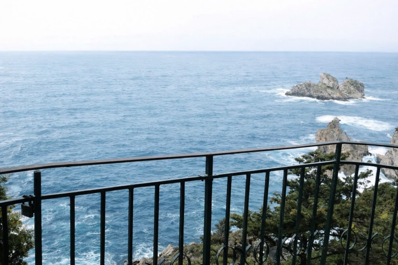 Pogled sa Kanonija na more i stene na Krfu