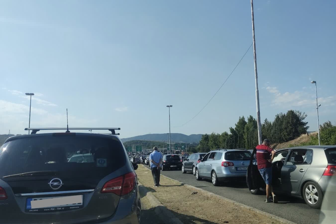 Kolona vozila na granici Evzoni ka Grčkoj tokom pojačanog prazničnog saobraćaja