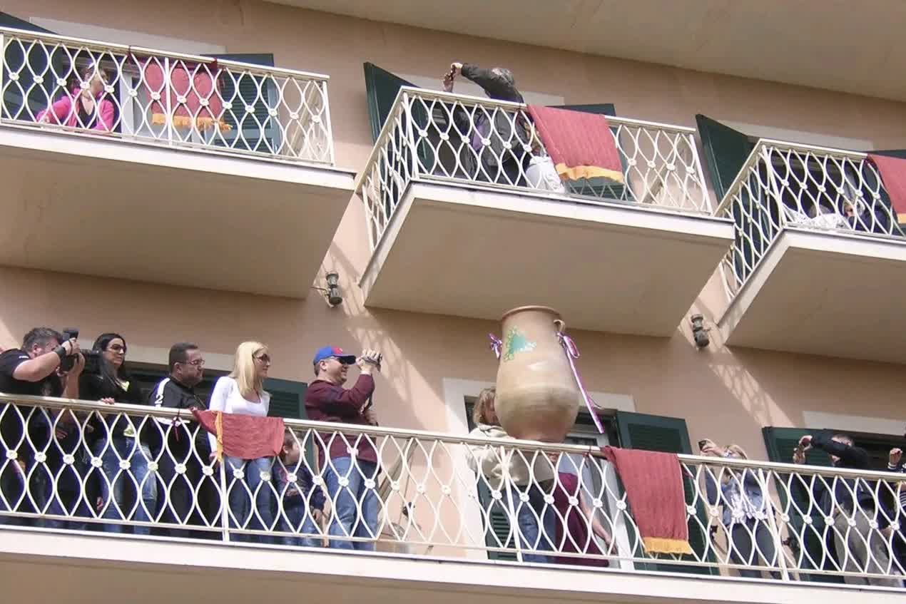Bacanje glinenih posuda sa balkona u Krfu za Veligden