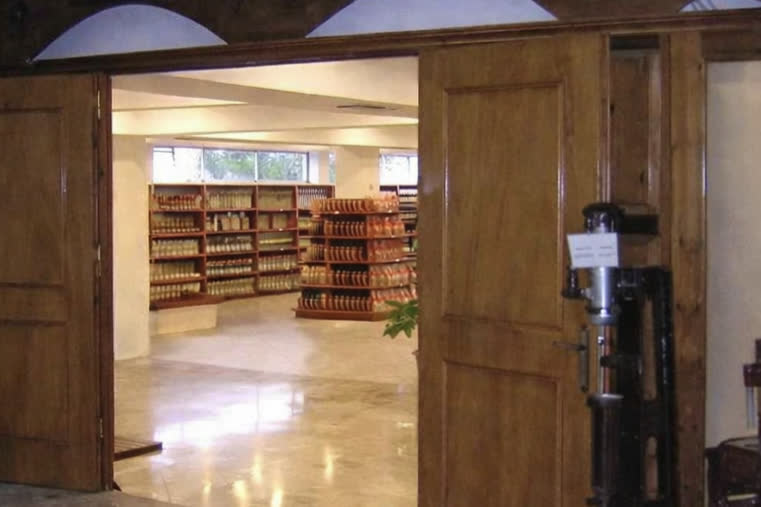 Ulaz u fabriku kumkvata na Krfu sa prodavnicom