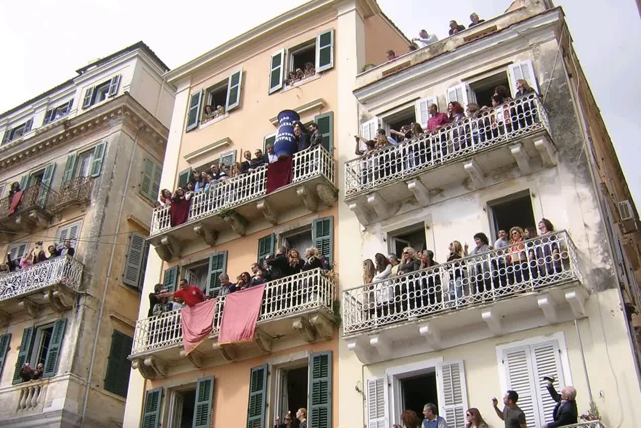 Stanovnici i turisti na balkonima u Krfu cekaju bacanje posuda