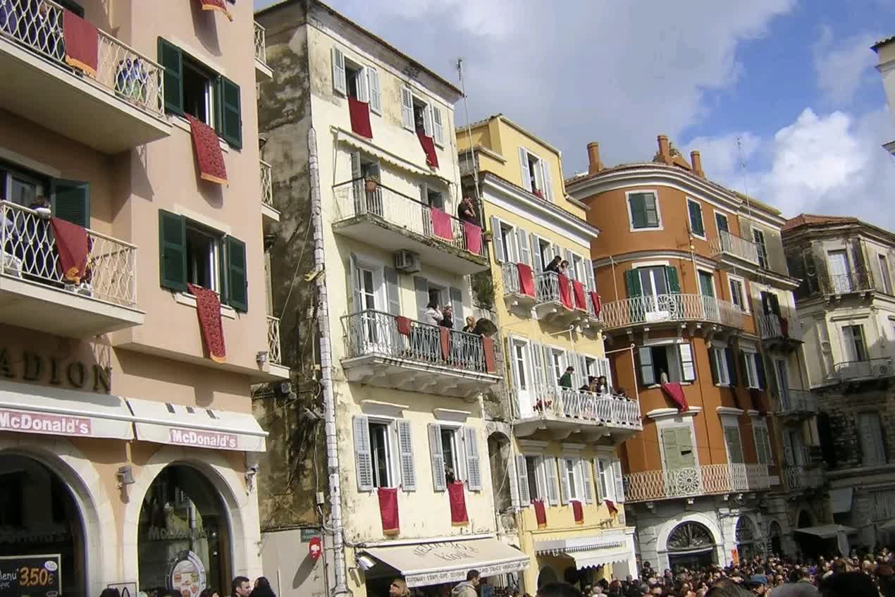 Krf stari grad za Veligden sa crvenim carshafima na balkonima