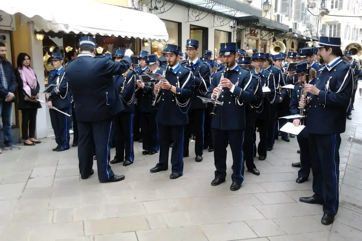 Orkestar na ulicama Krfa tokom veligdenkih proslava