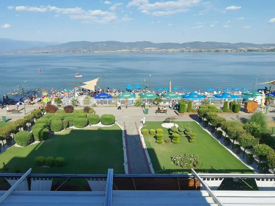 Letnji pogled na Dojransko jezero iz hotela Romantique u Starom Dojranu