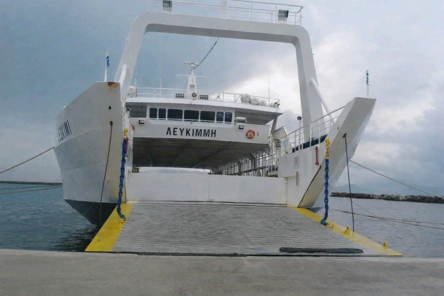 Trajekt u Lefkimiju na Krfu za prevoz vozila i putnika