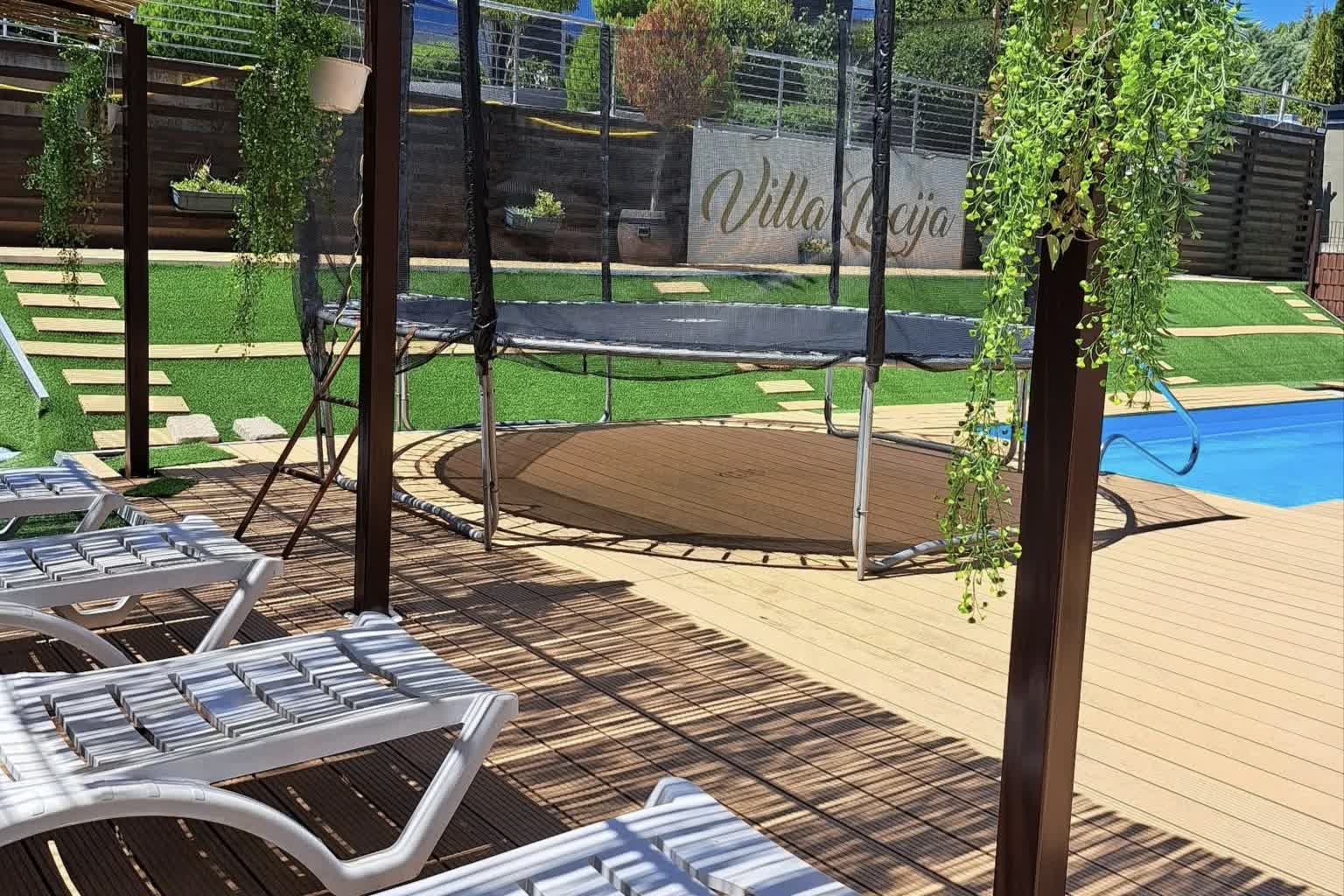 Villa Lucija by Romantique u Velesu bazen i uređeno dvorište