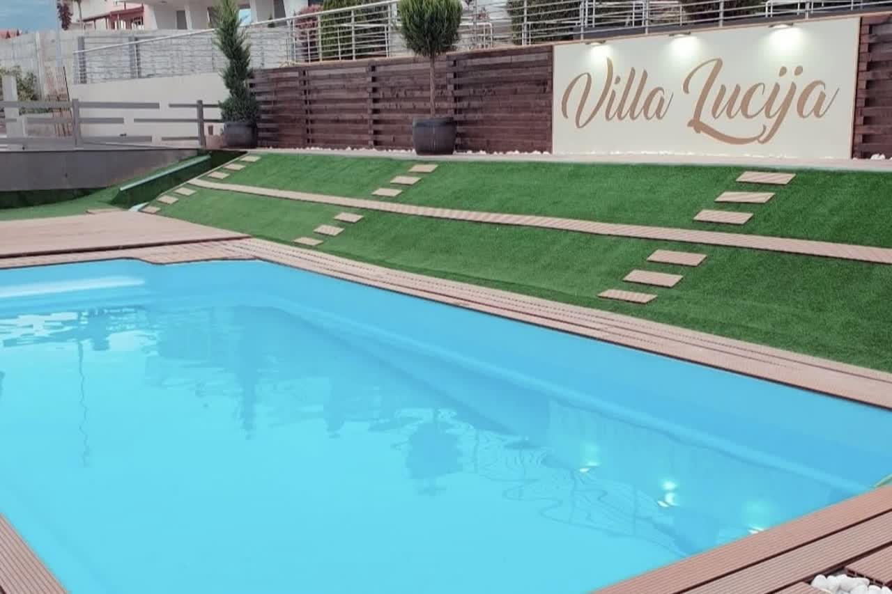 Villa Lucija by Romantique bazen ležaljke i sadržaji za odmor