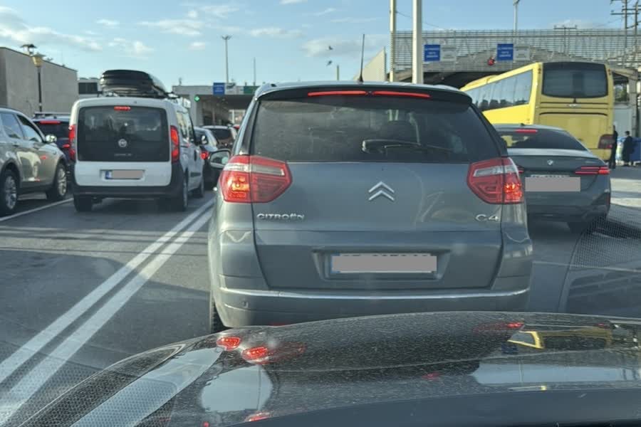 Velika kolona automobila na putu ka Evzoniju tokom produženog vikenda