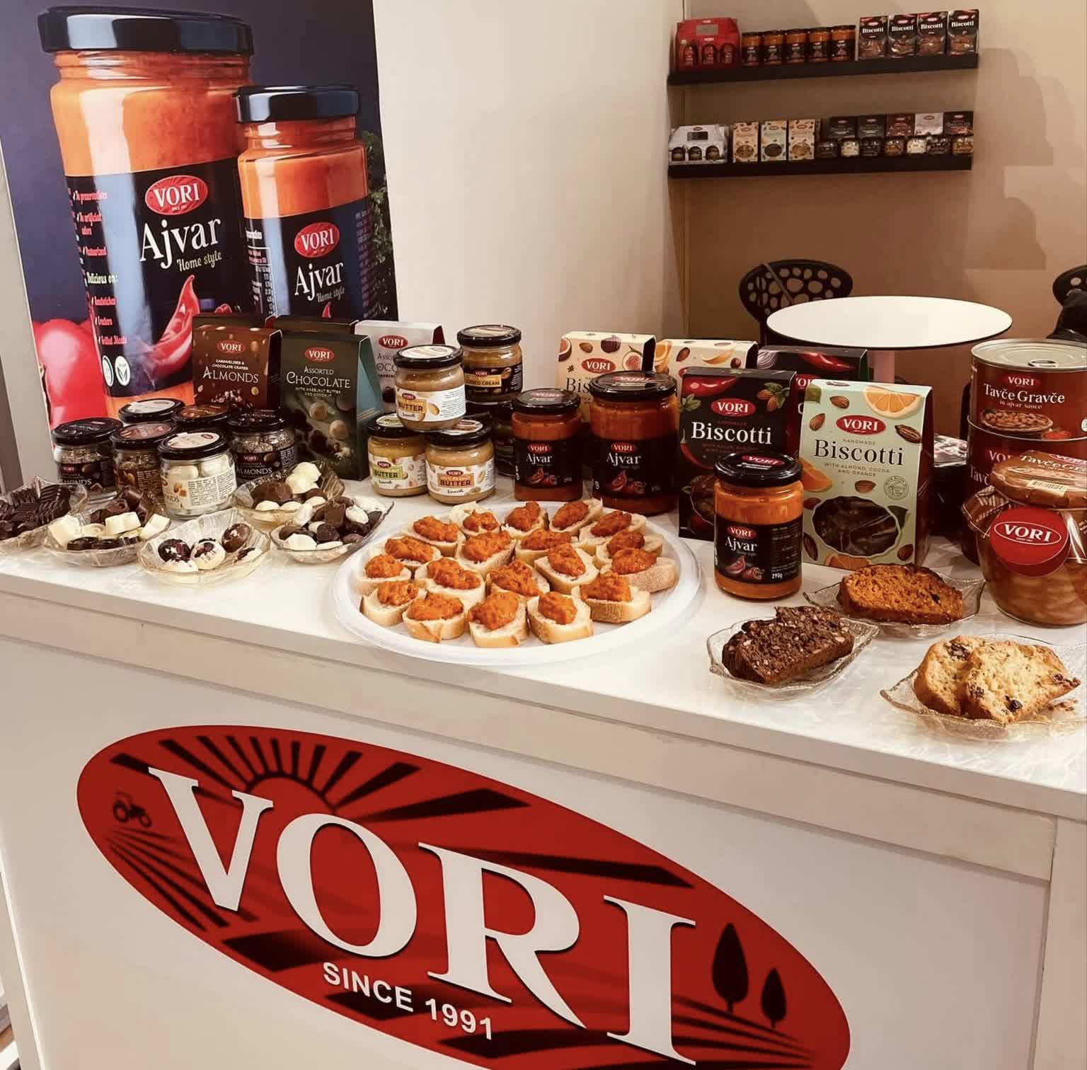VORI štand u Gevgelija Mall-u sa ajvarom i domaćim proizvodima na putu ka Grčkoj