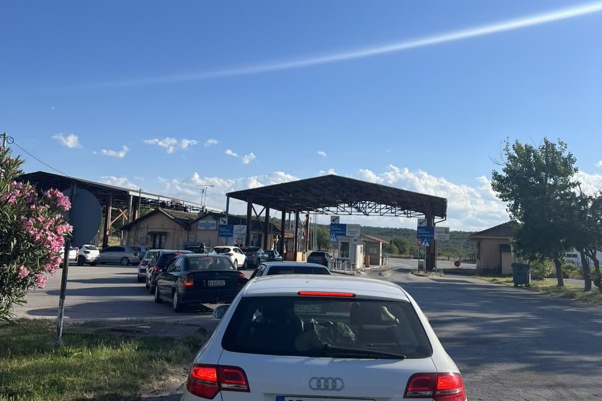 Kolona automobila na granici na putu ka Grčkoj
