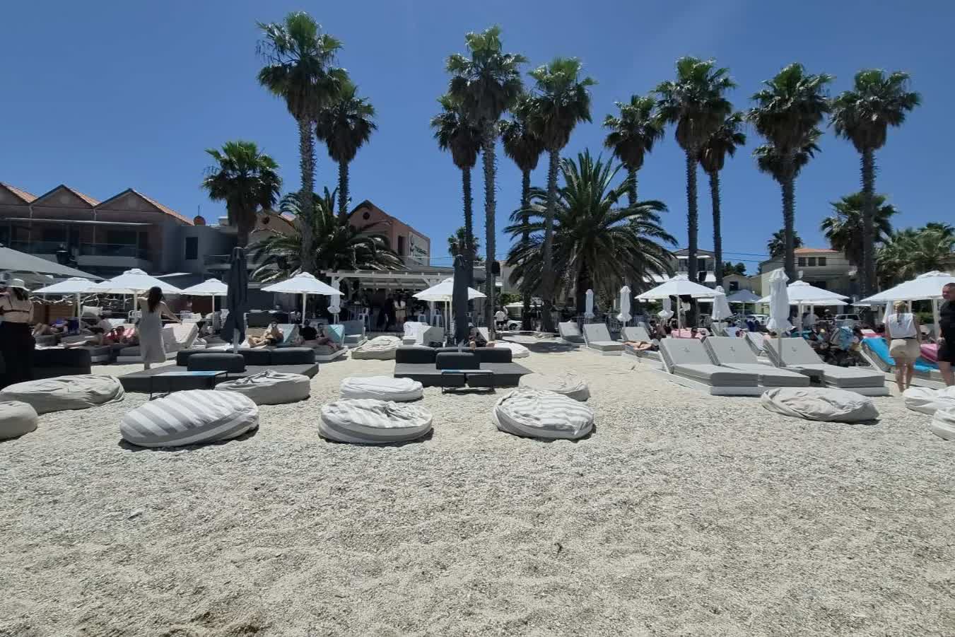 Letovanje u Grčkoj, plaža, more, pesak i ležaljke spremne za sezonu