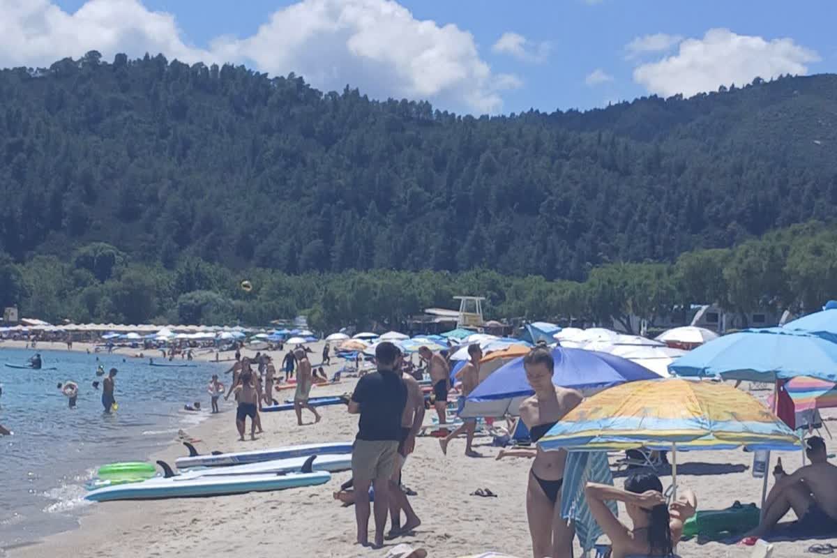Turisti na plaži u Grčkoj na početku letnje sezone