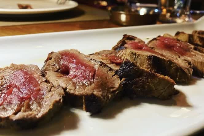 Pažljivo pripremljen biftek u restoranu BOKO Gevgelija