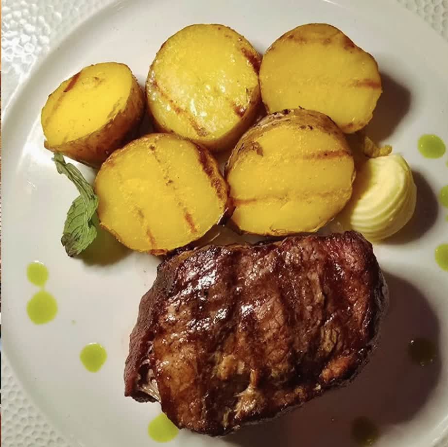 Mesni specijalitet sa krompirom u restoranu BOKO