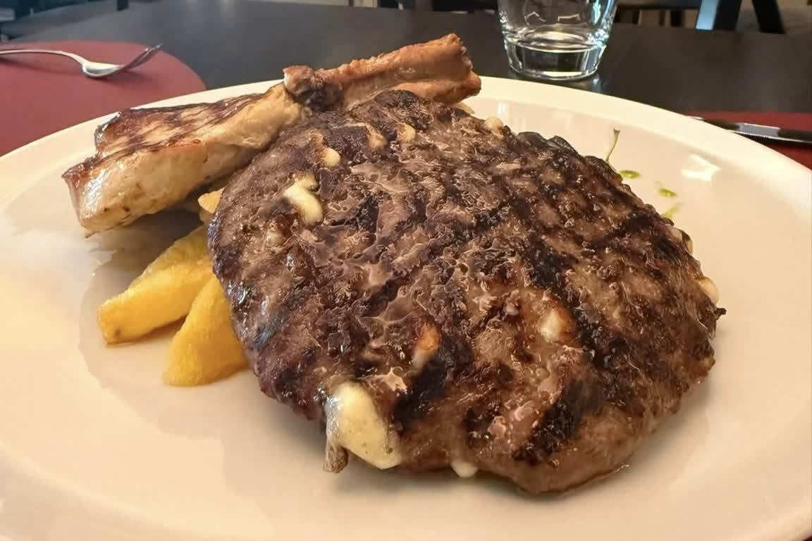 Pljeskavica i prilog u restoranu BOKO