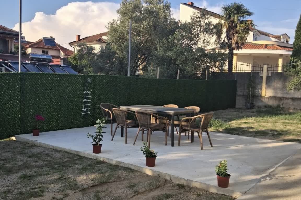 Dvorište Kosta Apartmani sa stolom i stolicama
